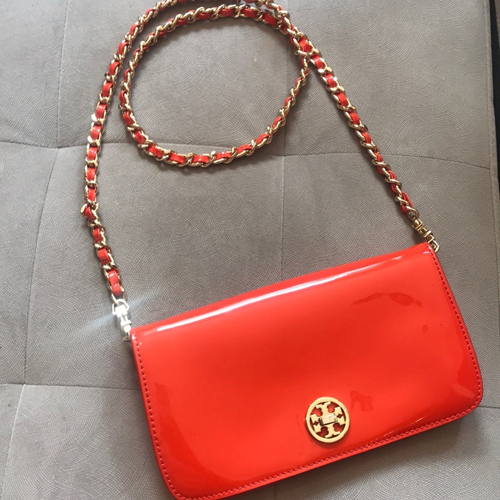 Crosse body clutch